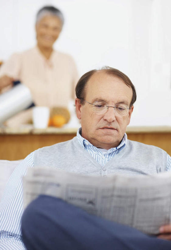 西方人,老年人,两个人,家庭,夫妻,客厅,站,坐,竖图,室内,白天,正面,爱情,阅读,靠垫,沙发,桌面,桌子,报纸,杯子,欧洲,欧洲人,一副,握,学习,服装,朦胧,模糊,木制,壶,眼镜,墙,靠枕,浪漫,二郎腿,拿,拿着,注视,休闲装,墙壁,墙面,水壶,衣服,茶壶,木制品,容器,水杯,垫子,枕头,观察,看,站着,休闲,温暖,温馨,一家人,休闲服,恩爱,浏览,握着,恋人,服饰,观看,老花镜,和睦,察看,起居室,关注,布艺沙发,客堂,远视眼镜,老年男性,老年女性,男人,男性,女人,女性,白种人,夫妇,情侣,茶杯,站立,坐着,半身,彩图,伴侣,融洽