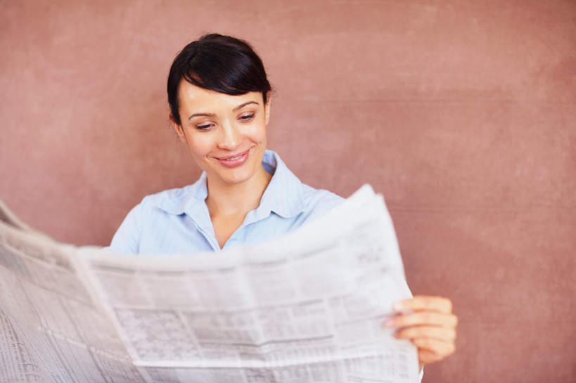 西方人,一个人,商务人士,商务女性,站,横图,室外,白天,正面,报纸,欧洲,欧洲人,仅一个女性,仅一个人,握,套装,服装,信息,墙,拿,拿着,注视,休闲装,墙壁,墙面,衣服,观察,看,靠,靠着,站着,仅一个中年女性,休闲,休闲服,握着,服饰,观看,新闻,察看,关注,商务装,工薪阶层,女人,女性,中年女性,白种人,白领,上班族,站立,半身,彩图,报刊