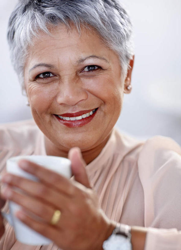 西方人,脸,头,脸颊,手,一个人,坐,笑,微笑,露齿笑,竖图,室外,特写,白天,正面,杯子,欧洲,欧洲人,仅一个女性,仅一个人,握,服装,朦胧,模糊,陶瓷,陶瓷制品,拿,拿着,注视,休闲装,肩膀,衣服,马克杯,水杯,观察,看,休闲,手部,休闲服,握着,服饰,仅一个老年女性,观看,单手,察看,关注,老年女性,女人,女性,白种人,头部,脸部,脸蛋,面部,坐着,半身,彩图