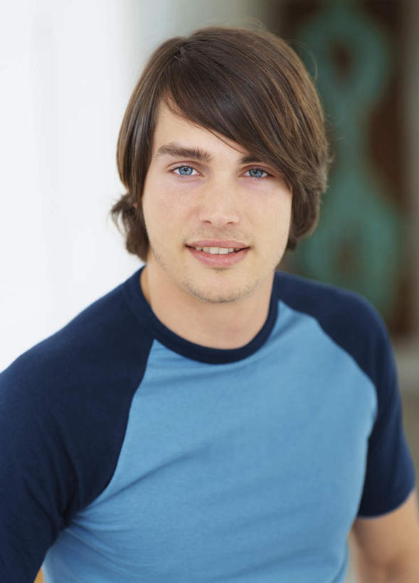 西方人,一个人,笑,微笑,竖图,室内,白天,正面,欧洲,欧洲人,仅一个男性,仅一个人,服装,朦胧,模糊,墙,注视,休闲装,墙壁,墙面,仅一个年轻男性,衣服,观察,看,休闲,休闲服,服饰,观看,察看,关注,男人,男性,年轻男性,白种人,半身,彩图