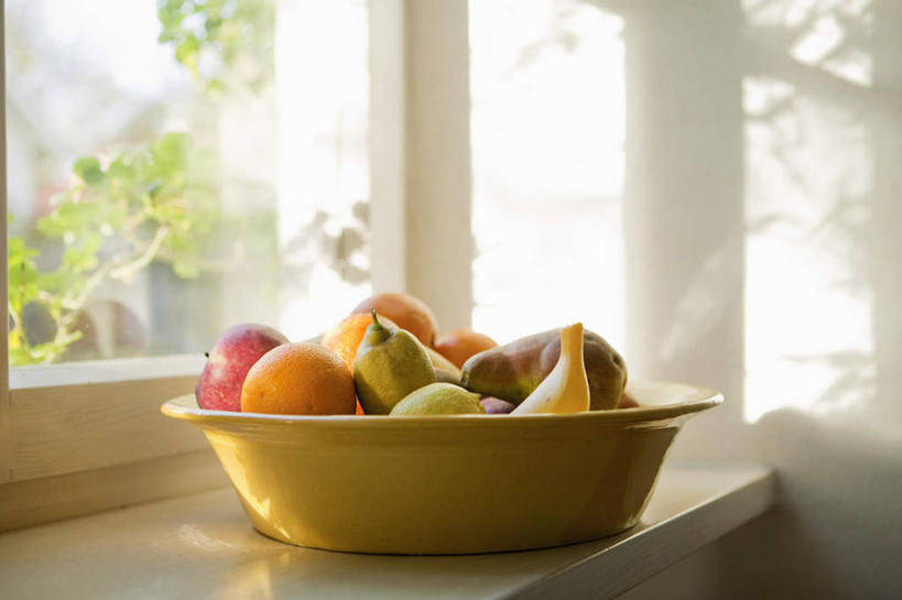 无人,横图,室内,特写,白天,正面,窗户,苹果,梨,香蕉,水果,阴影,新鲜,反射,影子,陶瓷,墙,生食,食品,果实,陶瓷制品,玻璃窗,墙壁,墙面,食物,容器,碗,香梨,有机食品,绿色食品,储藏,储存,生梨,甘蕉,彩图,贮存