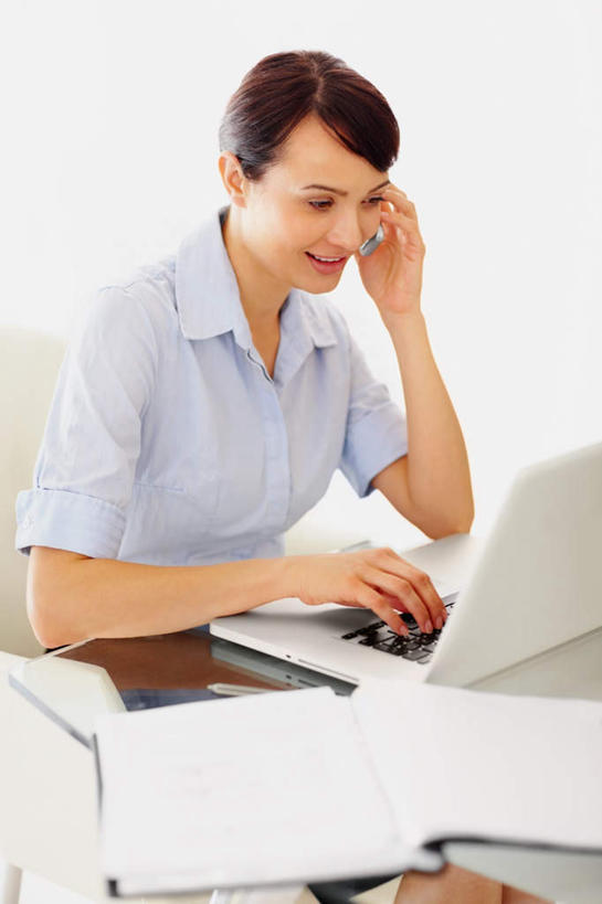 西方人,一个人,商务人士,商务女性,坐,笑,说,打电话,微笑,露齿笑,竖图,室内,白天,正面,讨论,电脑,笔记本电脑,桌子,电话,手机,椅子,欧洲,欧洲人,仅一个女性,仅一个人,握,套装,网络,办公桌,拿,拿着,注视,通讯设备,观察,看,仅一个中年女性,握着,观看,察看,无线,关注,通信设备,商务装,无线网络,无线上网,便携式电脑,工薪阶层,交流,手提电脑,女人,女性,中年女性,白种人,白领,上班族,沟通,讲话,交谈,商讨,说话,谈话,通话,坐着,半身,彩图