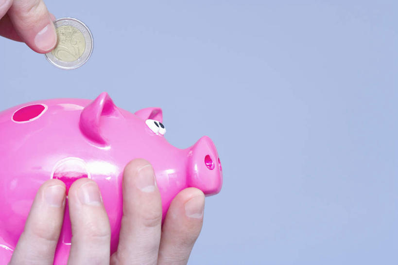 西方人,手,一个人,横图,室内,特写,白天,正面,钱,欧洲,欧洲人,双手,仅一个男性,仅一个人,握,蓝色背景,钱币,拿,拿着,仅一个年轻男性,一个,容器,手部,储蓄罐,器皿,储蓄,存钱,握着,金融,理财,摄影,影棚,经济,单个,资金,存钱罐,存款,流通,贸易,贮钱罐,储钱罐,扑满,货币,现金,硬币,男人,男性,年轻男性,白种人,半身,彩图,影棚拍摄,拍摄