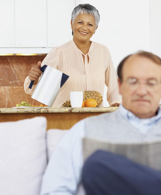 咖啡,西方人,老年人,两个人,家庭,夫妻,坐,说,竖图,室内,白天,正面,爱情,讨论,幸福,餐桌,厨房,桌子,菠萝,报纸,杯子,水果,欧洲,欧洲人,握,服装,朦胧,模糊,新鲜,信息,壶,眼镜,墙,生食,食品,果实,浪漫,拿,拿着,注视,休闲装,娱乐,墙壁,墙面,水壶,食物,饮料,衣服,茶壶,容器,水杯,观察,看,享受,休闲,温暖,温馨,一家人,休闲服,恩爱,放松,乐趣,握着,恋人,服饰,有机食品,绿色食品,餐台,观看,老花镜,新闻,和睦,察看,提神,舒适,关注,醒脑,软饮料,远视眼镜,交流,老年男性,老年女性,男人,男性,女人,女性,白种人,夫妇,情侣,茶杯,凤梨,沟通,讲话,交谈,商讨,说话,谈话,坐着,半身,彩图,灶间,伴侣,融洽,报刊