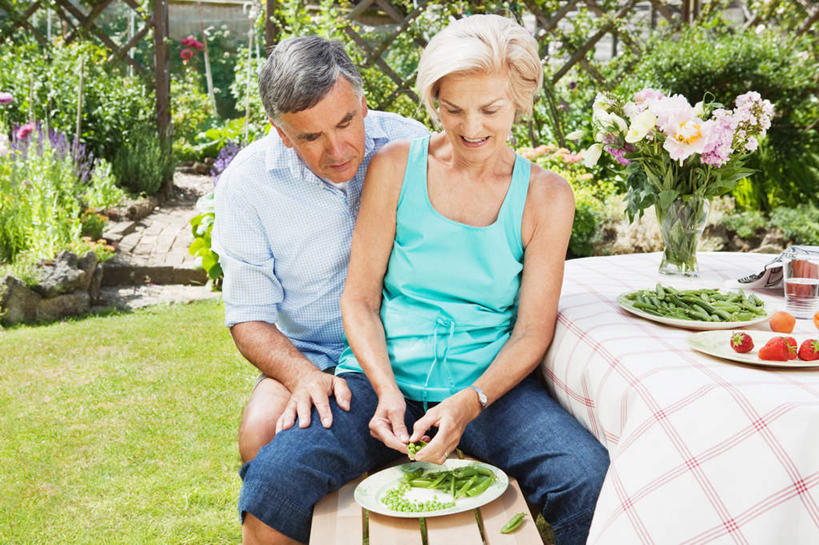 西方人,中年人,两个人,家庭,夫妻,栏杆,坐,笑,微笑,横图,室外,白天,正面,爱情,草地,草坪,植物,餐桌,桌子,蔬菜,西红柿,小番茄,餐具,欧洲,欧洲人,握,服装,新鲜,盛开,布料,碟子,盘,栅栏,篱笆,围栏,食品,浪漫,拿,花蕾,布纹,拿着,注视,休闲装,护栏,桌布,草,花,花瓣,花朵,鲜花,食物,衣服,绿色,盘子,餐巾,碟,台布,花苞,花蕊,观察,看,休闲,温暖,温馨,一家人,休闲服,恩爱,握着,恋人,服饰,有机食品,绿色食品,餐台,观看,和睦,察看,关注,小西红柿,樱桃小番茄,珍珠小番茄,男人,男性,女人,女性,中年男性,中年女性,白种人,夫妇,情侣,樱桃番茄,圣女果,番茄,坐着,半身,彩图,伴侣,融洽