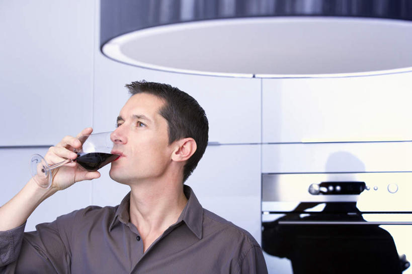 葡萄酒,西方人,一个人,站,横图,室内,白天,正面,烹饪,厨房,杯子,厨具,照明,欧洲,欧洲人,仅一个男性,仅一个人,仅一个中年男性,喝,握,服装,电器,高脚杯,烤炉,烤箱,灯光,红酒杯,酒类,拿,拿着,注视,休闲装,吊灯,玻璃制品,灯,酒,饮料,衣服,酒杯,灯具,观察,看,站着,休闲,休闲服,握着,服饰,观看,照亮,察看,家电,家用电器,葡萄酒杯,照明设备,关注,炊具,烹饪用具,男人,男性,中年男性,白种人,玻璃杯,烹调用具,烹调,站立,半身,彩图,灶间,小家电