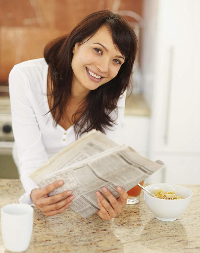 西方人,一个人,躺,笑,微笑,露齿笑,竖图,室内,白天,正面,报纸,欧洲,欧洲人,仅一个女性,仅一个人,握,服装,信息,瓷砖,地砖,陶瓷,陶瓷制品,地面,拿,拿着,注视,休闲装,衣服,容器,碗,观察,看,趴着,仅一个中年女性,休闲,休闲服,握着,服饰,观看,储藏,新闻,察看,储存,关注,卧着,女人,女性,中年女性,白种人,趴,躺着,卧,半身,彩图,贮存,报刊