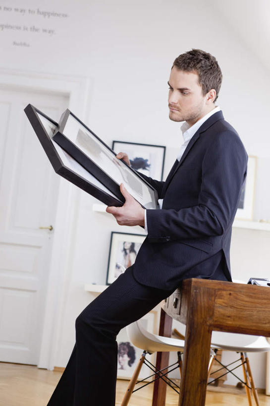 西方人,一个人,坐,竖图,室内,白天,侧面,西装,绘画,门,桌面,桌子,椅子,欧洲,欧洲人,仅一个男性,仅一个人,仅一个中年男性,握,套装,正装,艺术,装饰,木制,木椅,墙,拿,拿着,注视,职业装,文化,壁画,墙壁,墙面,木制品,门框,观察,看,握着,观看,华丽,修饰,点缀,察看,关注,挂画,衬托,美观,雅致,雅观,男人,男性,中年男性,白种人,画画,坐着,半身,彩图