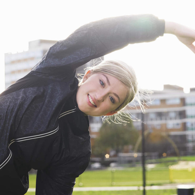 西方人,一个人,家,站,举,笑,微笑,露齿笑,方图,室外,白天,正面,运动服,锻炼,旅游,度假,运动,草地,草坪,树林,植物,欧洲,欧洲人,仅一个年轻女性,仅一个女性,仅一个人,弯腰,服装,房屋,屋子,注视,娱乐,楼房,住宅,草,树,树木,衣服,蓝色,绿色,蓝天,天空,自然,天,观察,看,托,站着,享受,休闲,放松,服饰,生长,晴朗,成长,观看,察看,衣着,穿着,关注,室外运动,户外运动,万里无云,弯身,衣饰,年轻女性,女人,女性,白种人,晴空,晴空万里,举起,举手,举着,向上举,向上伸,向上托,站立,半身,彩图,健身,房子,运动装