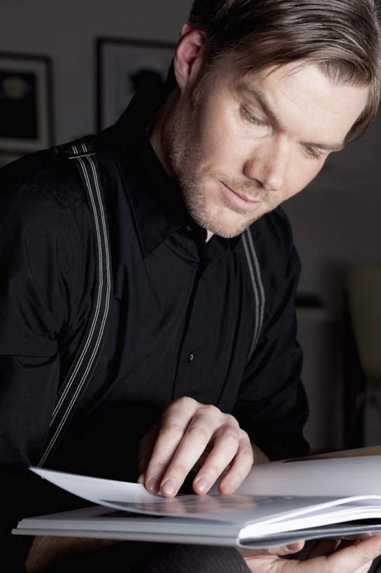 西方人,一个人,站,竖图,室内,白天,正面,绘画,欧洲,欧洲人,仅一个男性,仅一个人,仅一个中年男性,握,服装,艺术,装饰,墙,记事本,拿,拿着,注视,休闲装,文化,壁画,墙壁,墙面,衣服,本子,笔记本,观察,看,站着,休闲,休闲服,握着,服饰,观看,华丽,修饰,点缀,察看,关注,挂画,衬托,美观,雅致,雅观,男人,男性,中年男性,白种人,画画,站立,半身,彩图