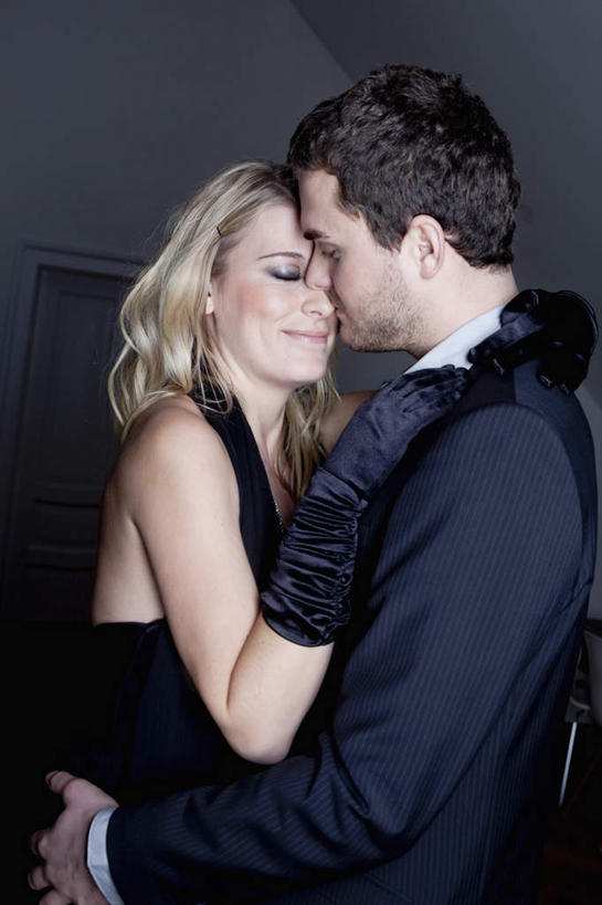 西方人,中年人,两个人,家庭,夫妻,站,抱,笑,微笑,露齿笑,竖图,室内,白天,侧面,晚礼服,西装,爱情,欧洲,欧洲人,黑色背景,套装,正装,浪漫,注视,职业装,手套,观察,看,站着,温暖,温馨,一家人,恩爱,恋人,摄影,影棚,抱着,观看,和睦,察看,搂着,关注,男人,男性,女人,女性,中年男性,中年女性,白种人,夫妇,情侣,怀抱,搂,搂抱,相抱,拥抱,站立,半身,彩图,影棚拍摄,晚宴服,舞会服,洋服,洋装,夜礼服,拍摄,伴侣,融洽