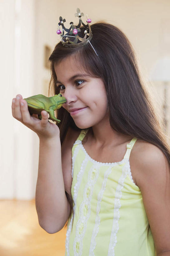 西方人,儿童,一个人,站,竖图,室内,白天,正面,游戏,纯洁,地板,青蛙,野生动物,皇冠,玩具,吊带,欧洲,欧洲人,仅一个女性,仅一个人,握,服装,墙,地面,拿,玩,拿着,注视,吊带衫,娱乐,木地板,墙壁,墙面,小孩,衣服,动物,观察,看,站着,仅一个小孩,休闲,可爱,童年,童趣,益智,握着,服饰,活泼,观看,活动,权威,察看,衣着,穿着,发泄,高贵,关注,消遣,智力,童真,烂漫,无邪,宣泄,权力,统治,衣饰,天真,女孩,女人,女性,白种人,孩子,王冠,玩耍,嬉戏,站立,半身,彩图,女生