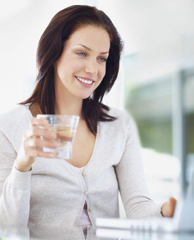 西方人,一个人,坐,笑,微笑,露齿笑,竖图,室外,白天,正面,电脑,笔记本电脑,水,窗户,落地窗,桌子,杯子,欧洲,欧洲人,仅一个女性,仅一个人,握,服装,朦胧,模糊,网络,液体,办公桌,拿,拿着,注视,休闲装,通讯设备,饮用水,玻璃窗,玻璃制品,衣服,水杯,矿泉水,观察,看,仅一个中年女性,休闲,休闲服,握着,服饰,观看,察看,无线,关注,通信设备,无线网络,无线上网,便携式电脑,蒸馏水,手提电脑,女人,女性,中年女性,白种人,玻璃杯,坐着,半身,彩图