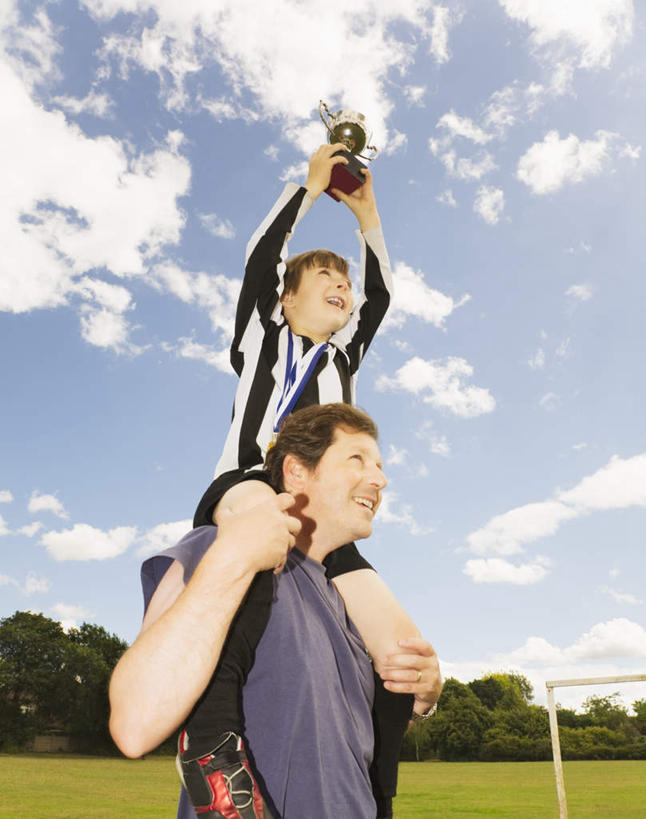 西方人,儿童,中年人,两个人,家庭,父亲,儿子,站,举,笑,微笑,露齿笑,竖图,室外,白天,仰视,运动服,纯洁,成功,胜利,草地,草坪,树林,植物,欧洲,欧洲人,握,服装,云,云朵,拿,云彩,拿着,草,树,树木,小孩,骑,衣服,蓝色,绿色,白云,蓝天,天空,自然,天,扛,托,站着,温暖,温馨,父子,一家人,父爱,光彩,可爱,童年,童趣,握着,服饰,生长,晴朗,成长,和睦,衣着,穿着,荣誉,奖品,童真,烂漫,无邪,荣耀,衣饰,扛在肩上,骑在肩上,光荣,天真,男孩,男人,男性,中年男性,白种人,孩子,晴空,举起,举手,举着,向上举,向上伸,向上托,站立,半身,彩图,低角度拍摄,融洽,奖杯,男生,运动装