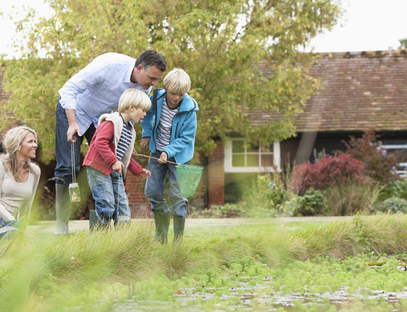 西方人,儿童,中年人,四个人,家庭,夫妻,母亲,父亲,儿子,家,站,坐,横图,室外,白天,正面,爱情,纯洁,草地,草坪,树林,植物,窗户,欧洲,欧洲人,弯腰,握,服装,朦胧,模糊,房屋,屋子,浪漫,拿,拿着,注视,休闲装,楼房,玻璃窗,住宅,草,树,树木,小孩,衣服,绿色,自然,观察,看,站着,休闲,温暖,温馨,父子,母子,一家人,休闲服,恩爱,父爱,可爱,母爱,童年,童趣,握着,恋人,服饰,生长,渔网,成长,观看,渔具,和睦,察看,关注,抓捕,捕捞,鱼网,童真,烂漫,无邪,拉网,捕捞工具,弯身,天真,男孩,男人,男性,女人,女性,中年男性,中年女性,白种人,孩子,夫妇,情侣,站立,坐着,半身,彩图,房子,伴侣,融洽,男生