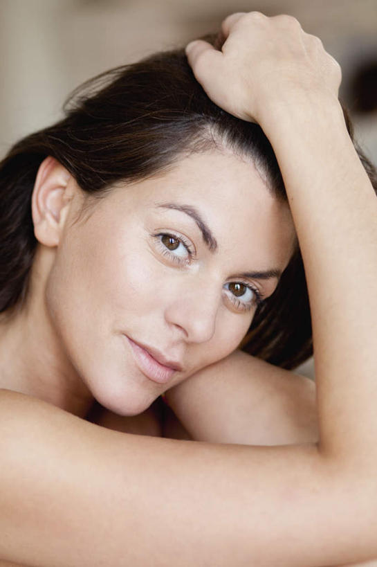 西方人,脸,头,脸颊,手,一个人,笑,摸,微笑,竖图,室内,特写,白天,侧面,欧洲,欧洲人,仅一个女性,仅一个人,抚摸,朦胧,模糊,注视,裸露,肩膀,观察,看,仅一个中年女性,手部,观看,单手,察看,关注,裸,女人,女性,中年女性,白种人,头部,脸部,脸蛋,面部,触摸,接触,半身,彩图