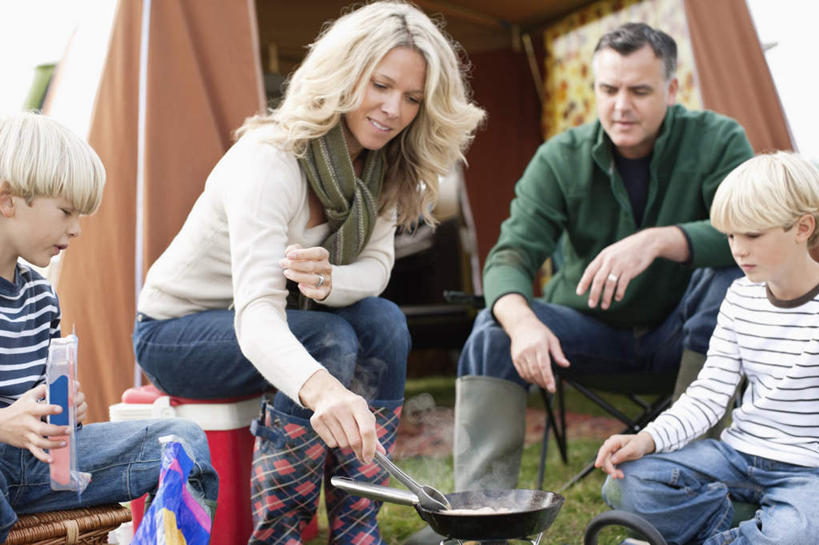 西方人,儿童,中年人,四个人,家庭,夫妻,母亲,父亲,儿子,坐,横图,室外,白天,正面,爱情,旅游,度假,烹饪,纯洁,草地,草坪,植物,厨具,椅子,金属制品,欧洲,欧洲人,握,服装,装饰,金属,锅子,帐篷,勺子,浪漫,拿,拿着,注视,休闲装,娱乐,锅,草,小孩,衣服,绿色,围巾,调羹,汤匙,观察,看,享受,休闲,温暖,温馨,父子,母子,一家人,休闲服,恩爱,放松,父爱,可爱,母爱,童年,童趣,握着,恋人,服饰,锅具,围脖,观看,保暖,华丽,点缀,和睦,察看,御寒,关注,露营,野营,童真,烂漫,无邪,烹饪用具,宿营,衬托,美观,雅致,雅观,天真,男孩,男人,男性,女人,女性,中年男性,中年女性,白种人,孩子,夫妇,情侣,烹调用具,烹调,坐着,半身,彩图,伴侣,融洽,男生