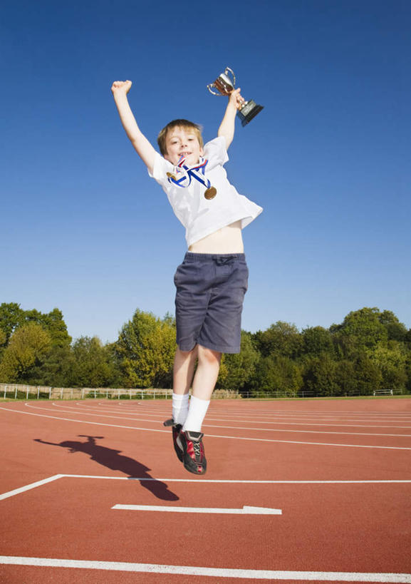 西方人,儿童,一个人,体育馆,运动场,跳,举,竖图,室外,白天,正面,纯洁,成功,胜利,植物,欧洲,欧洲人,仅一个男性,仅一个人,握,阴影,服装,光线,影子,跑道,半空,拿,拿着,注视,休闲装,体育场,树,树木,小孩,衣服,蓝色,绿色,蓝天,天空,阳光,自然,天,观察,看,托,仅一个小孩,休闲,休闲服,光彩,可爱,童年,童趣,握着,服饰,田径场,生长,晴朗,成长,观看,察看,关注,奖牌,荣誉,塑胶跑道,奖品,童真,烂漫,无邪,万里无云,运动馆,荣耀,光荣,天真,男孩,男人,男性,白种人,孩子,晴空,晴空万里,举起,举手,举着,跳跃,向上举,向上伸,向上托,彩图,全身,全天候田径运动跑道,奖杯,男生