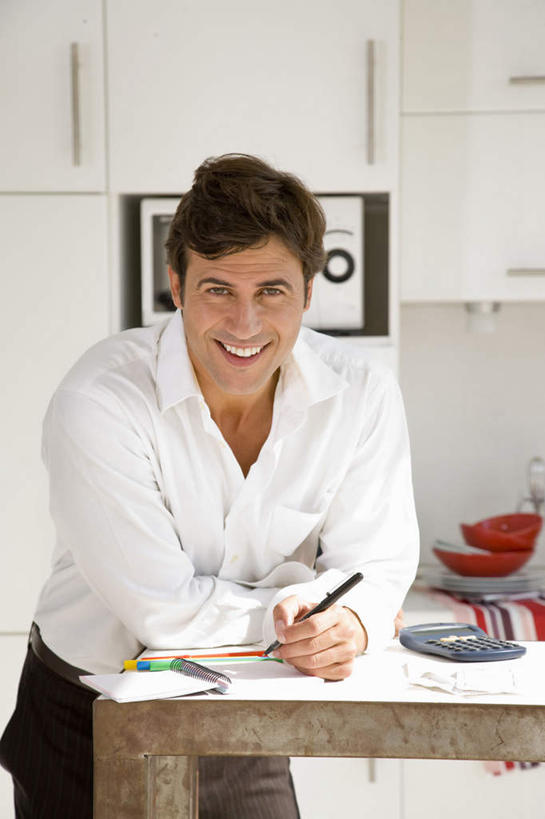 西方人,一个人,站,笑,微笑,露齿笑,竖图,室内,白天,正面,餐桌,厨房,柜子,桌子,欧洲,欧洲人,仅一个男性,仅一个人,仅一个中年男性,握,服装,笔,办公用品,拿,拿着,休闲装,文具,衣服,学习用品,橱柜,靠,靠着,站着,休闲,休闲服,握着,服饰,餐台,账单,文具用品,票据,发票,小票,男人,男性,中年男性,白种人,站立,半身,彩图,灶间,收据