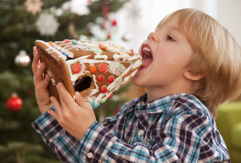 点心,西方人,儿童,一个人,站,吃,横图,室内,白天,侧面,下午茶,纯洁,植物,照明,欧洲,圣诞节,欧洲人,仅一个男性,仅一个人,握,服装,节日,朦胧,模糊,庆祝,装饰,环绕,缠绕,彩灯,挂饰,灯光,食品,糖,糖果,甜点,甜品,圣诞树,圣诞球,拿,拿着,注视,休闲装,文化,灯,球,树,树木,食物,糕点,小孩,衣服,绿色,自然,灯具,饼干,甜食,零食,观察,看,站着,张嘴,仅一个小孩,庆典,休闲,球体,休闲服,可爱,童年,童趣,握着,服饰,花灯,生长,成长,观看,纪念,华丽,修饰,照亮,点缀,察看,照明设备,关注,纠缠,张大嘴巴,童真,硬糖,烂漫,无邪,姜饼,衬托,美观,雅致,雅观,德式姜饼,天真,男孩,男人,男性,白种人,孩子,张开嘴,嚼,食,站立,半身,彩图,蛋糕,男生