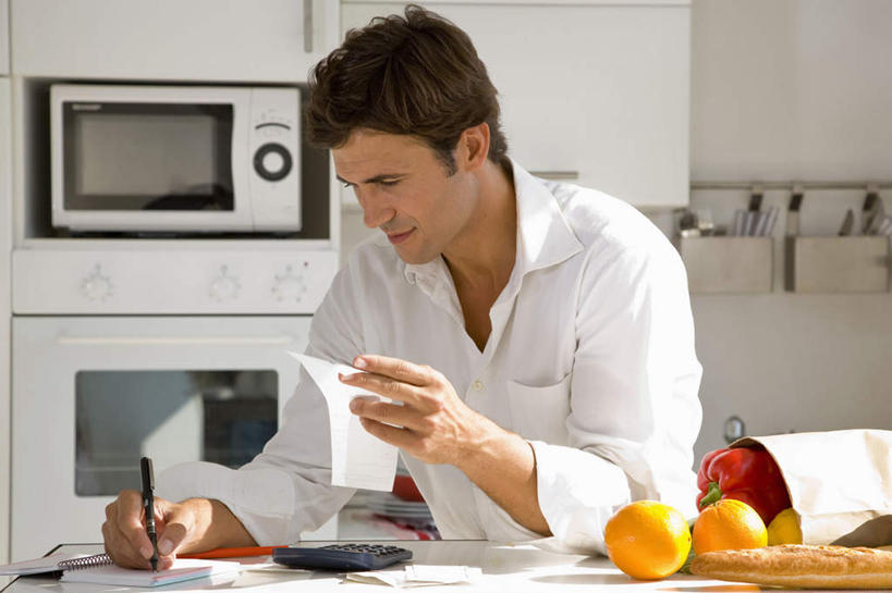 点心,面包,西方人,一个人,坐,横图,室内,白天,正面,烹饪,餐桌,厨房,桌子,厨具,袋子,水果,欧洲,欧洲人,仅一个男性,仅一个人,仅一个中年男性,握,服装,新鲜,笔,电器,烤炉,烤箱,纸袋,墙,生食,食品,面点,果实,办公用品,拿,拿着,注视,休闲装,墙壁,墙面,文具,食物,糕点,衣服,容器,学习用品,观察,看,休闲,休闲服,握着,服饰,有机食品,绿色食品,餐台,观看,储藏,账单,微波炉,文具用品,察看,家电,家用电器,票据,甜橙,储存,关注,发票,微波,小票,炊具,烹饪用具,男人,男性,中年男性,白种人,烹调用具,橙子,橙,烹调,坐着,半身,彩图,灶间,鹄壳,黄橙,黄果,金橙,金环,金球,糖橙,贮存,收据,小家电