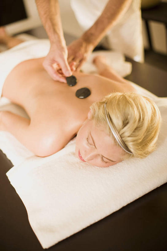 西方人,两个人,按摩师,躺,闭眼,竖图,俯视,室内,白天,按摩,石头,床,欧洲,欧洲人,握,纺织物,石子,床单,拿,拿着,被子,裸露,毛巾,清洁,鹅卵石,握着,保暖,被单,裸,按摩石,透气,指压,按摩床,防水,储水,耐磨,吸水,卧着,年轻女性,女人,女性,白种人,石块,技师,闭眼睛,闭着眼,闭着眼睛,躺着,卧,半身,彩图,高角度拍摄,推拿,搓背床,理疗床,美容床,指压床