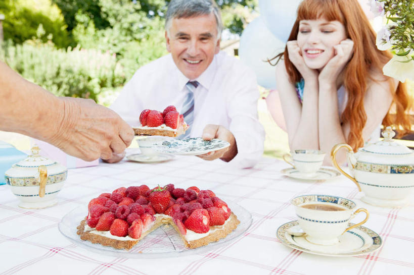 点心,咖啡,西方人,儿童,中年人,三个人,家庭,夫妻,母亲,父亲,女儿,坐,笑,微笑,露齿笑,横图,室外,白天,正面,衬衫,爱情,下午茶,幸福,纯洁,草地,草坪,树林,植物,餐桌,桌子,草莓,浆果,杯子,餐具,水果,欧洲,欧洲人,撑,握,阴影,服装,新鲜,光线,瓷器,碟子,盘,影子,生食,食品,果实,咖啡杯,领带,陶瓷制品,浪漫,拿,拿着,托腮,注视,休闲装,娱乐,草,树,树木,食物,糕点,饮料,小孩,衣服,绿色,阳光,自然,盘子,碟,观察,看,托,享受,休闲,温暖,温馨,父女,母女,三口之家,一家人,休闲服,恩爱,放松,父爱,可爱,乐趣,母爱,童年,童趣,握着,恋人,服饰,有机食品,绿色食品,生长,成长,餐台,观看,和睦,察看,提神,舒适,关注,托下巴,瓷杯,醒脑,童真,烂漫,无邪,软饮料,天真,男人,男性,女孩,女人,女性,中年男性,中年女性,白种人,孩子,夫妇,情侣,洋莓,水果皇后,红莓,地莓,坐着,半身,彩图,衬衣,伴侣,融洽,蛋糕,女生