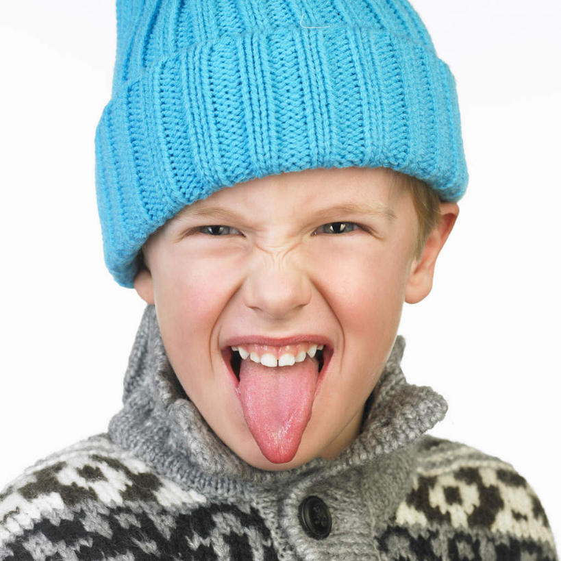 西方人,儿童,一个人,站,方图,室内,白天,白色背景,正面,纯洁,帽子,欧洲,欧洲人,仅一个男性,仅一个人,服装,注视,休闲装,吐舌头,小孩,衣服,观察,看,伸舌头,站着,仅一个小孩,休闲,鬼脸,休闲服,吐舌,可爱,童年,童趣,摄影,服饰,影棚,观看,察看,关注,童真,烂漫,无邪,棉帽,天真,男孩,男人,男性,白种人,孩子,站立,半身,彩图,影棚拍摄,拍摄,男生