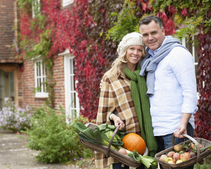 西方人,中年人,两个人,家庭,夫妻,家,站,笑,交叉,微笑,露齿笑,横图,室外,白天,正面,爱情,窗户,竹子,南瓜,蔬菜,帽子,叶子,欧洲,欧洲人,握,竹制,服装,新鲜,装饰,编织,篮子,房屋,屋子,金瓜,韭菜,食品,绿叶,浪漫,拿,拿着,注视,休闲装,楼房,番瓜,玻璃窗,住宅,食物,衣服,围巾,竹篮,观察,看,靠,靠着,站着,休闲,温暖,温馨,一家人,休闲服,嫩叶,恩爱,握着,恋人,服饰,有机食品,绿色食品,围脖,观看,竹条,保暖,华丽,麦瓜,倭瓜,交织,点缀,和睦,察看,竹制品,御寒,关注,起阳草,韭,山韭,长生韭,衬托,美观,雅致,雅观,棉帽,穿插,男人,男性,女人,女性,中年男性,中年女性,白种人,夫妇,情侣,叶,叶片,站立,半身,彩图,房子,伴侣,融洽