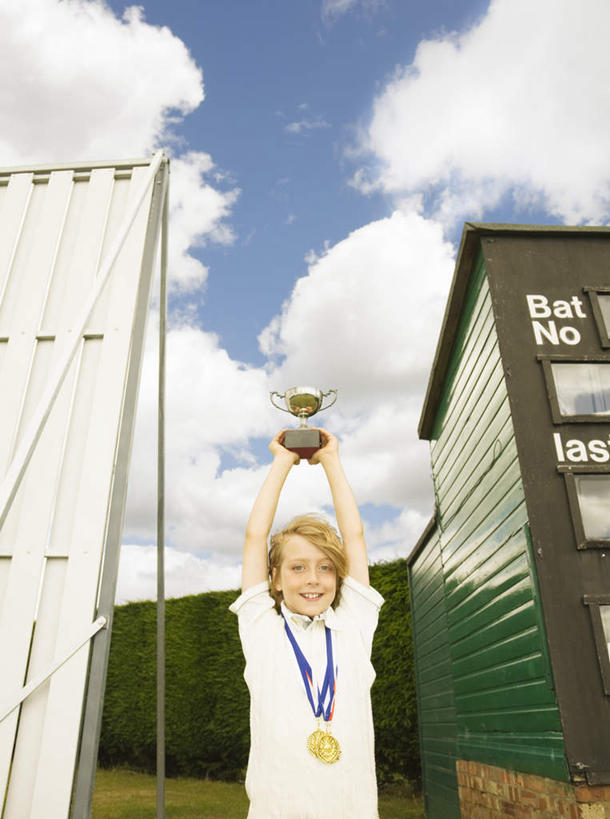 西方人,儿童,一个人,家,站,举,竖图,室外,白天,仰视,纯洁,成功,胜利,欧洲,欧洲人,仅一个男性,仅一个人,握,服装,房屋,屋子,云,云朵,拿,云彩,拿着,注视,休闲装,楼房,住宅,小孩,衣服,蓝色,白云,蓝天,天空,天,观察,看,托,站着,仅一个小孩,休闲,休闲服,光彩,可爱,童年,童趣,握着,服饰,晴朗,观看,察看,关注,奖牌,荣誉,奖品,童真,烂漫,无邪,荣耀,光荣,天真,男孩,男人,男性,白种人,孩子,晴空,举起,举手,举着,向上举,向上伸,向上托,站立,半身,彩图,低角度拍摄,房子,奖杯,男生