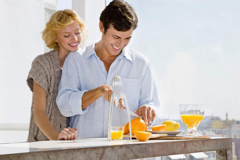 西方人,中年人,两个人,家庭,夫妻,站,笑,微笑,露齿笑,横图,室内,白天,正面,爱情,厨房,窗户,桌面,桌子,杯子,水果,欧洲,欧洲人,握,服装,新鲜,生食,食品,果实,浪漫,拿,拿着,注视,休闲装,榨汁机,玻璃窗,玻璃制品,食物,衣服,水杯,观察,看,站着,休闲,温暖,温馨,一家人,休闲服,恩爱,握着,恋人,服饰,有机食品,绿色食品,观看,和睦,察看,甜橙,关注,手动榨汁机,男人,男性,女人,女性,中年男性,中年女性,白种人,夫妇,情侣,玻璃杯,橙子,橙,站立,半身,彩图,灶间,厨房料理台,鹄壳,黄橙,黄果,金橙,金环,金球,糖橙,伴侣,融洽,料理台