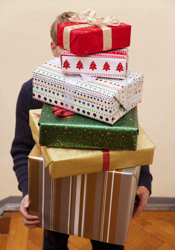 西方人,儿童,一个人,站,竖图,俯视,室内,白天,纯洁,地板,礼盒,礼物,欧洲,欧洲人,仅一个男性,仅一个人,许多,握,服装,丝绸,丝带,纸盒,墙,缎带,地面,很多,拿,拿着,休闲装,木地板,墙壁,墙面,绸带,盒子,小孩,衣服,包装盒,礼品盒,站着,仅一个小孩,休闲,休闲服,可爱,童年,童趣,握着,遮,遮掩,服饰,礼品,掩盖,遮挡,童真,烂漫,无邪,遮盖,掩饰,天真,男孩,男人,男性,白种人,孩子,端,端着,手捧,站立,半身,彩图,高角度拍摄,男生