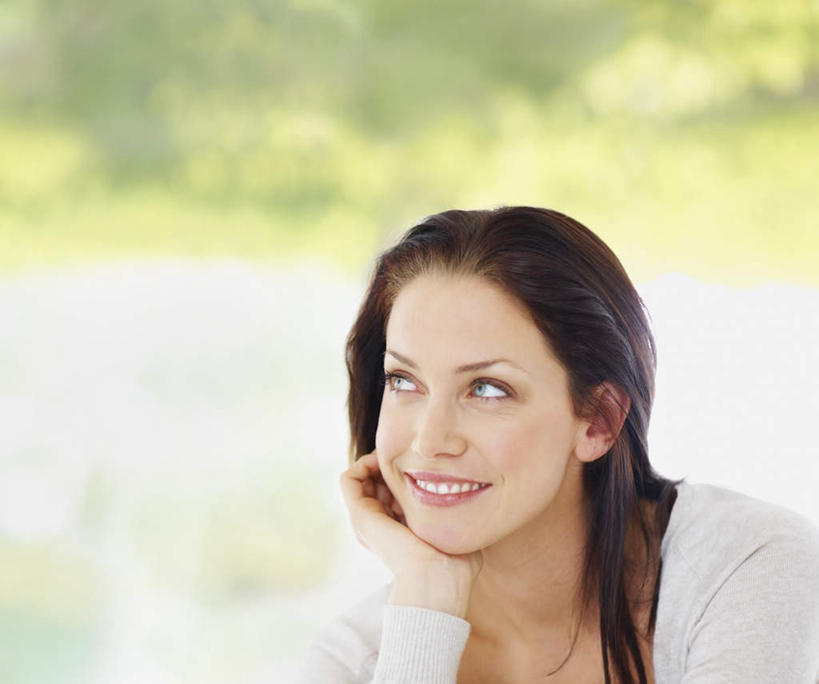 西方人,一个人,坐,笑,微笑,露齿笑,横图,室内,白天,正面,树林,植物,欧洲,欧洲人,仅一个年轻女性,仅一个女性,仅一个人,撑,阴影,朦胧,模糊,反射,影子,托腮,注视,树,树木,绿色,自然,观察,看,托,生长,成长,观看,察看,关注,托下巴,年轻女性,女人,女性,白种人,坐着,半身,彩图