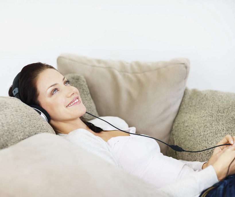 西方人,一个人,客厅,躺,笑,微笑,横图,室内,白天,侧面,快乐,满意,幸福,沙发,欧洲,欧洲人,仅一个年轻女性,仅一个女性,仅一个人,握,阴影,服装,反射,影子,墙,音响,音乐,拿,拿着,注视,休闲装,娱乐,墙壁,墙面,衣服,白色,灰色,耳机,观察,看,享受,休闲,休闲服,放松,握着,服饰,观看,察看,起居室,舒适,享乐,关注,布艺沙发,客堂,卧着,年轻女性,女人,女性,白种人,躺着,卧,半身,彩图