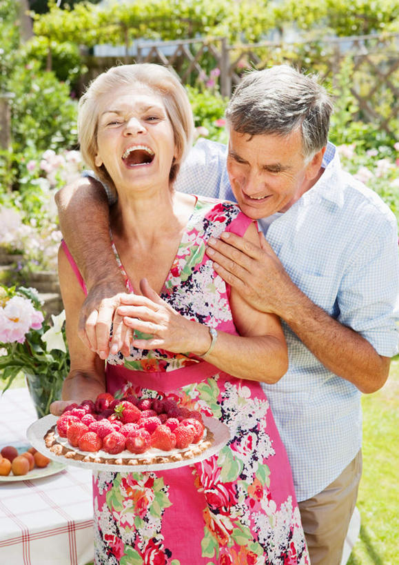 点心,西方人,老年人,两个人,家庭,夫妻,站,握手,捧,笑,微笑,露齿笑,竖图,室外,白天,正面,爱情,下午茶,树林,植物,草莓,浆果,餐具,欧洲,欧洲人,许多,阴影,服装,光线,碟子,盘,影子,食品,很多,浪漫,注视,休闲装,蛋挞,树,树木,食物,糕点,衣服,绿色,阳光,自然,盘子,碟,观察,看,站着,休闲,温暖,温馨,一家人,休闲服,恩爱,搭,恋人,服饰,生长,成长,观看,和睦,察看,搭着,关注,蛋塔,老年男性,老年女性,男人,男性,女人,女性,白种人,夫妇,情侣,洋莓,水果皇后,红莓,地莓,搀手,端,端着,拉手,捧着,手搀手,手拉手,手捧,手牵手,手握手,站立,半身,彩图,伴侣,融洽