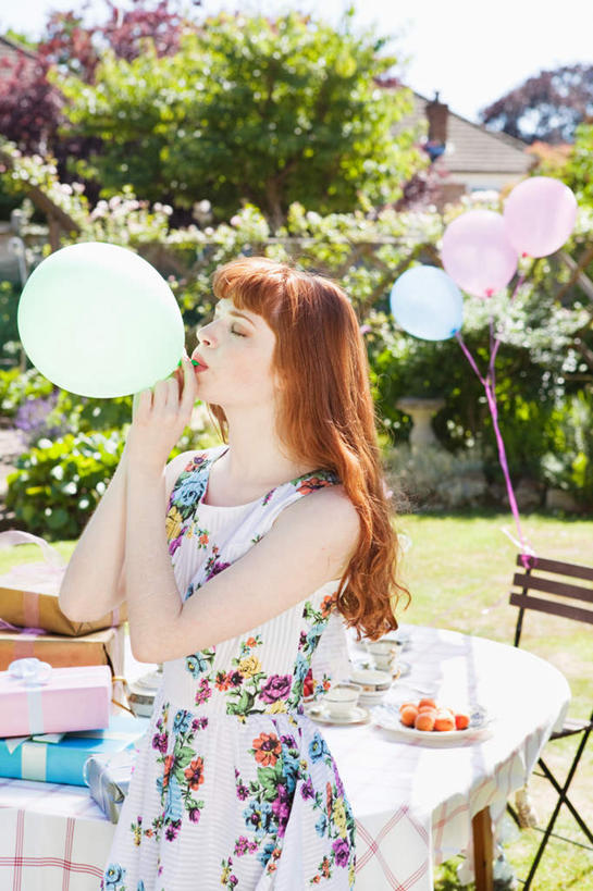 西方人,一个人,站,举,竖图,室外,白天,侧面,裙子,草地,草坪,植物,餐桌,桌子,礼盒,礼物,椅子,欧洲,欧洲人,仅一个年轻女性,仅一个女性,仅一个人,握,阴影,连衣裙,装饰,光线,丝绸,丝带,影子,纸盒,塑料,木椅,缎带,拿,拿着,绸带,盒子,草,树,树木,绿色,阳光,自然,包装盒,气球,塑料制品,礼品盒,吹,托,站着,橡胶,握着,礼品,生长,成长,餐台,华丽,修饰,点缀,橡胶制品,衬托,美观,雅致,雅观,年轻女性,女人,女性,白种人,举起,举手,举着,向上举,向上伸,向上托,站立,半身,彩图