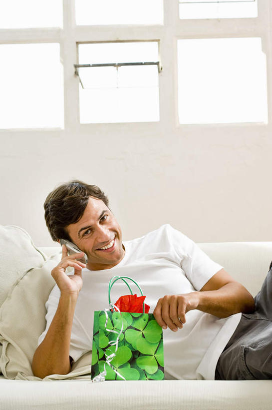 西方人,一个人,客厅,躺,举,笑,打电话,微笑,露齿笑,竖图,室内,白天,正面,窗户,沙发,袋子,电话,礼物,手机,欧洲,欧洲人,仅一个男性,仅一个人,仅一个中年男性,撑,握,阴影,服装,反射,包装袋,影子,纸袋,墙,拿,拿着,注视,休闲装,通讯设备,玻璃窗,墙壁,墙面,衣服,绿色,白色,观察,看,托,休闲,休闲服,握着,服饰,礼品,观看,察看,起居室,撑着,关注,礼品袋,布艺沙发,客堂,卧着,交流,男人,男性,中年男性,白种人,沟通,举起,举手,举着,躺着,通话,卧,向上举,向上伸,向上托,半身,彩图