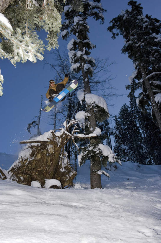 西方人,一个人,跳,竖图,室外,白天,正面,锻炼,旅游,度假,运动,美景,山,树林,雪,雪山,植物,大雪,欧洲,欧洲人,仅一个男性,仅一个人,一辆,阴影,服装,朦胧,模糊,光线,影子,冰,积雪,景观,山峰,雪景,冬季,冬天,山峦,半空,注视,娱乐,车,树,树木,仅一个年轻男性,衣服,蓝色,绿色,蓝天,天空,阳光,自然,交通工具,天,观察,看,享受,休闲,温暖,景色,放松,寒冷,服饰,生长,晴朗,成长,观看,保暖,雪橇,察看,冰冷,御寒,关注,自然风光,载具,室外运动,雪橇车,户外运动,滑雪服,万里无云,严寒,冰凉,酷寒,凛冽,凛凛,极冷,竞技服,旅游服,冬装,男人,男性,年轻男性,白种人,晴空,晴空万里,跳跃,彩图,全身,健身