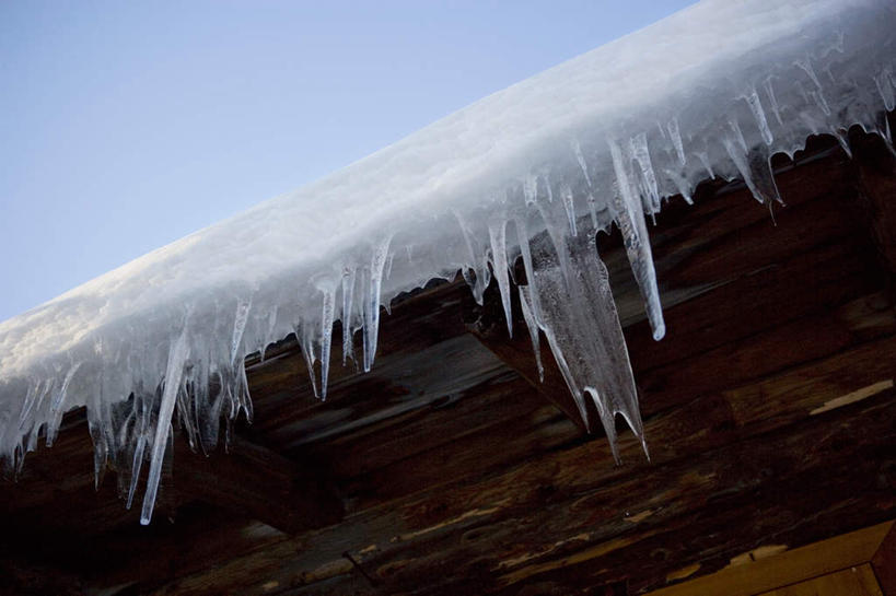 无人,横图,室外,特写,白天,仰视,奥地利,欧洲,吊挂,悬挂,阴影,清澈,光线,影子,屋檐,冰,冰块,冰柱,挂,檐,蓝色,蓝天,天空,阳光,天,寒冷,晴朗,冰冷,中欧,万里无云,严寒,奥地利共和国,冰凉,酷寒,凛冽,凛凛,极冷,清亮,晴空,晴空万里,彩图,低角度拍摄