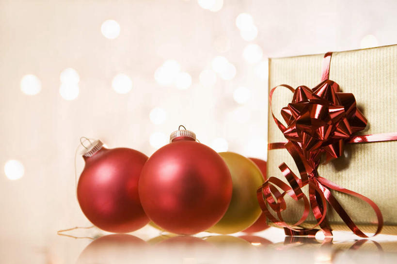 无人,横图,彩色,室内,特写,白天,正面,霓虹灯,静物,礼盒,礼物,圣诞节,一堆,许多,阴影,堆叠,堆积,节日,朦胧,模糊,庆祝,装饰,光线,挂饰,丝绸,丝带,影子,纸盒,灯光,七彩,缎带,圣诞球,很多,文化,光源,霓虹,绸带,灯,盒子,球,红色,包装盒,礼品盒,庆典,球体,金色,礼品,纪念,堆,华丽,修饰,点缀,照明设备,氖灯,衬托,美观,雅致,雅观,彩图