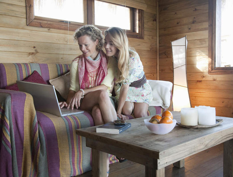 点心,面包,西方人,两个人,伙伴,朋友,客厅,坐,跪,横图,室内,白天,正面,友谊,电脑,笔记本电脑,窗户,沙发,桌子,书籍,欧洲,欧洲人,敲打,阴影,服装,装饰,反射,网络,木制,影子,陶瓷,墙,食品,面点,陶瓷制品,茶几,注视,休闲装,输入,通讯设备,玻璃窗,墙壁,墙面,食物,糕点,衣服,红色,木制品,容器,围巾,碗,打字,观察,看,休闲,温暖,休闲服,服饰,围脖,观看,储藏,保暖,点击,华丽,一台,敲击,点缀,察看,无线,起居室,御寒,储存,关注,通信设备,无线网络,布艺沙发,无线上网,便携式电脑,衬托,美观,雅致,雅观,客堂,友情,按键,手提电脑,女人,女性,中年女性,白种人,书,图书,跪着,坐着,彩图,全身,贮存