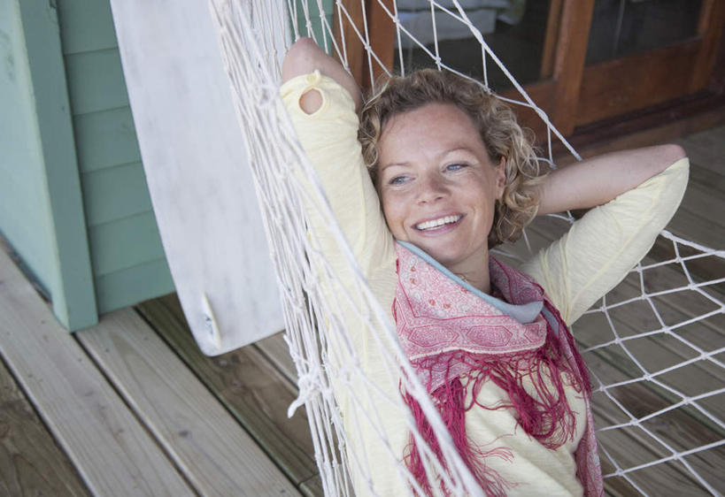 西方人,躺,笑,微笑,露齿笑,横图,俯视,室外,白天,床,地板,吊床,门,欧洲,欧洲人,抱头,吊挂,悬挂,阴影,服装,装饰,光线,影子,地面,挂,注视,休闲装,木地板,衣服,红色,阳光,围巾,门框,观察,看,享受,休闲,温暖,休闲服,服饰,围脖,观看,保暖,华丽,点缀,察看,双手抱头,御寒,安逸,关注,衬托,美观,雅致,雅观,捧首,捧头,安适,清闲,卧着,白种人,躺着,卧,半身,彩图,高角度拍摄