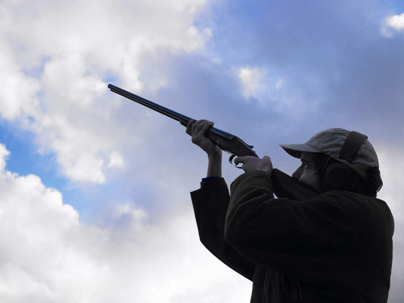 西方人,一个人,站,举,横图,室外,白天,仰视,竞争,帽子,欧洲,欧洲人,仅一个男性,仅一个人,一把,对抗,握,阴影,服装,冲突,光线,枪支,头盔,影子,云,云朵,拿,云彩,拿着,注视,休闲装,破坏,仅一个年轻男性,衣服,蓝色,白云,蓝天,天空,阳光,安全帽,天,观察,看,托,站着,休闲,休闲服,武器,战争,握着,服饰,手枪,晴朗,观看,损坏,察看,攻击,威胁,对立,关注,矛盾,兵器,防御,枪械,来福枪,来复枪,弹夹,敌对,挫败,斗争,抗拒,抗衡,杀伤,威慑,一顶,子弹夹,危险,男人,男性,年轻男性,白种人,晴空,举起,举手,举着,向上举,向上伸,向上托,站立,半身,彩图,低角度拍摄