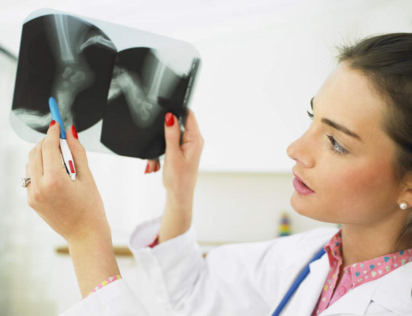 西方人,脸,头,脸颊,手,一个人,医生,医院,横图,x光片,室内,特写,白天,正面,工作服,制服,欧洲,欧洲人,仅一个女性,仅一个人,握,朦胧,模糊,辐射,科学,医学,墙,拿,拿着,扭头,注视,肩膀,墙壁,墙面,一个,白色,听诊器,观察,看,转头,仅一个中年女性,医护人员,医疗人员,手部,握着,单个,观看,单手,察看,医疗,医疗设备,科学技术,x射线,白大褂,关注,医疗器械,x光,医疗工具,医疗机构,工作制服,检测工具,女人,女性,中年女性,白种人,头部,脸部,脸蛋,面部,大夫,半身,彩图,工作套服,病院,诊所,电磁波,电磁辐射