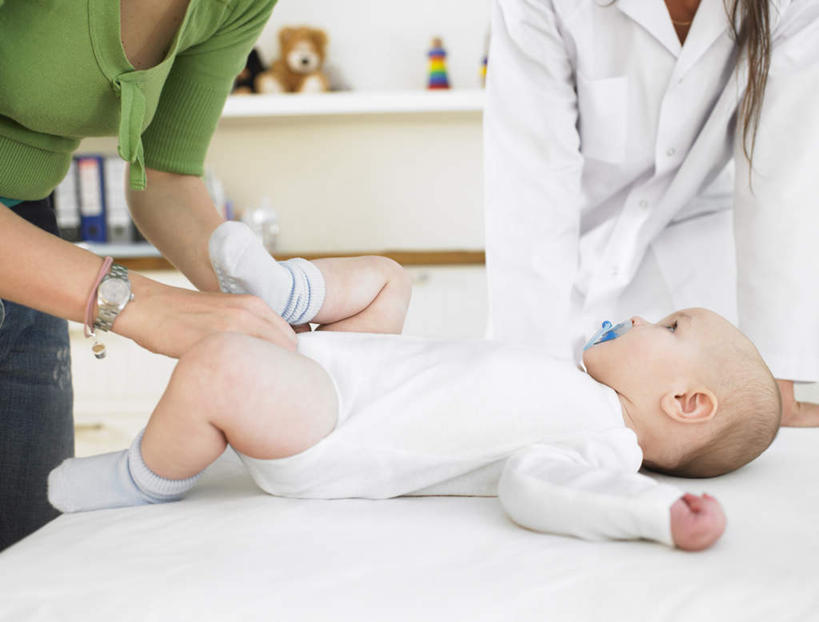 西方人,婴儿,儿童,中年人,三个人,家庭,母亲,医生,病人,医院,站,躺,横图,室内,白天,正面,工作服,制服,纯洁,床,欧洲,欧洲人,一条,弯腰,握,服装,时间,时钟,手表,墙,床单,拿,计时,拿着,注视,休闲装,被子,墙壁,墙面,小孩,衣服,白色,病床,钟表,观察,看,站着,医护人员,医疗人员,休闲,温暖,温馨,一家人,休闲服,表,可爱,母爱,童年,童趣,抬脚,握着,服饰,活泼,观看,腕表,和睦,察看,被单,白大褂,关注,宝宝,病患,童真,纯真,烂漫,无邪,医疗机构,弯身,母婴,工作制服,卧着,伶俐,天真,女人,女性,中年女性,白种人,孩子,大夫,患者,就医者,钟,躺着,卧,站立,半身,彩图,工作套服,病院,诊所,护理床,医疗床,融洽