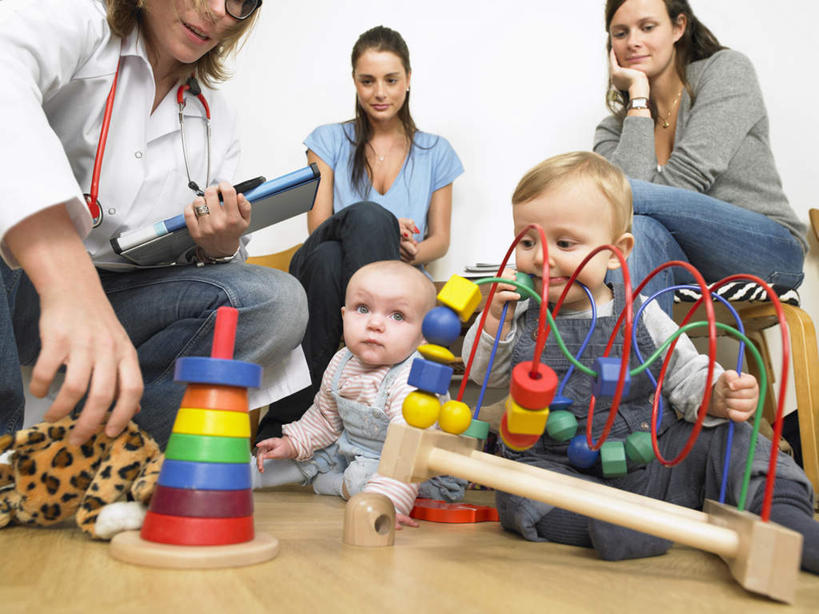 西方人,婴儿,儿童,中年人,家庭,母亲,医生,病人,坐,蹲,笑,微笑,露齿笑,横图,室内,白天,仰视,工作服,制服,游戏,纯洁,地板,玩具,欧洲,欧洲人,五个人,撑,握,服装,笔,材料,档案,文件,纸,墙,办公用品,地面,许多人,拿,玩,拿着,托腮,注视,休闲装,娱乐,木地板,水笔,墙壁,墙面,文具,一个,小孩,衣服,白色,手稿,听诊器,学习用品,资料,观察,记录,看,托,一群人,医护人员,医疗人员,休闲,温暖,温馨,一家人,休闲服,可爱,母爱,童年,童趣,益智,握着,服饰,活泼,单个,观看,活动,文具用品,证明,和睦,察看,医疗设备,白大褂,发泄,关注,消遣,智力,托下巴,宝宝,文档,病患,医疗器械,医疗工具,童真,纯真,烂漫,无邪,记载,宣泄,母婴,工作制服,记实,纪录,检测工具,伶俐,天真,女人,女性,中年女性,白种人,孩子,大夫,患者,就医者,蹲着,玩耍,嬉戏,坐着,半身,彩图,低角度拍摄,工作套服,融洽,病历