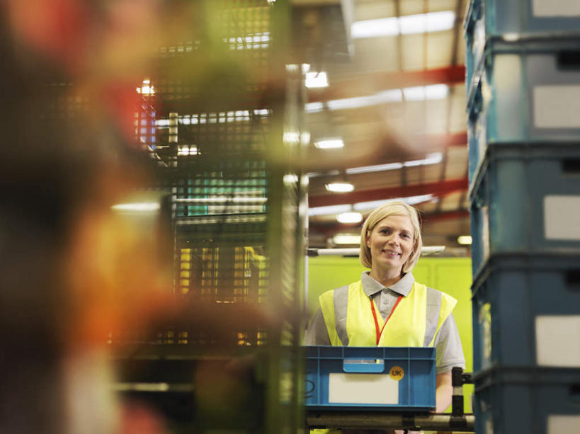 西方人,一个人,工厂,站,笑,微笑,露齿笑,横图,室内,白天,正面,工作服,制服,机器,照明,欧洲,欧洲人,仅一个女性,仅一个人,一排,许多,握,朦胧,模糊,整齐,材料,档案,文件,塑料,墙,灯光,很多,拿,拿着,注视,顶灯,墙壁,墙面,灯,盒子,排列,容器,塑料制品,资料,灯具,观察,看,站着,仅一个中年女性,机械,握着,观看,储藏,堆,照亮,察看,照明设备,储存,队列,关注,文档,工作制服,女人,女性,中年女性,白种人,站立,半身,彩图,工作套服,工地,制造厂,安全服,反光背心,反光服,反光衣,贮存