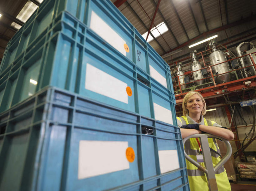 西方人,一个人,工厂,站,笑,微笑,露齿笑,横图,室内,白天,仰视,工作服,制服,机器,照明,欧洲,欧洲人,仅一个女性,仅一个人,一排,许多,握,朦胧,模糊,整齐,材料,档案,文件,塑料,墙,灯光,很多,拿,拿着,注视,顶灯,墙壁,墙面,灯,盒子,排列,容器,塑料制品,资料,灯具,观察,看,站着,仅一个中年女性,机械,握着,观看,储藏,堆,照亮,察看,照明设备,储存,队列,关注,文档,工作制服,女人,女性,中年女性,白种人,站立,半身,彩图,低角度拍摄,工作套服,工地,制造厂,安全服,反光背心,反光服,反光衣,贮存