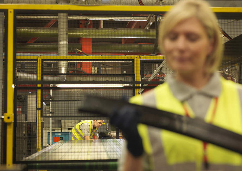 西方人,两个人,伙伴,朋友,工厂,站,横图,室内,白天,正面,工作服,制服,友谊,合作,团队,机器,照明,欧洲,欧洲人,弯腰,握,朦胧,模糊,墙,灯光,拿,拿着,注视,顶灯,墙壁,墙面,灯,灯具,低头,观察,看,站着,机械,战略,握着,观看,照亮,察看,照明设备,关注,弯身,联合,合谋,垂头,工作制服,配合,协作,男人,男性,女人,女性,中年男性,中年女性,白种人,站立,半身,彩图,工作套服,工地,制造厂,安全服,反光背心,反光服,反光衣