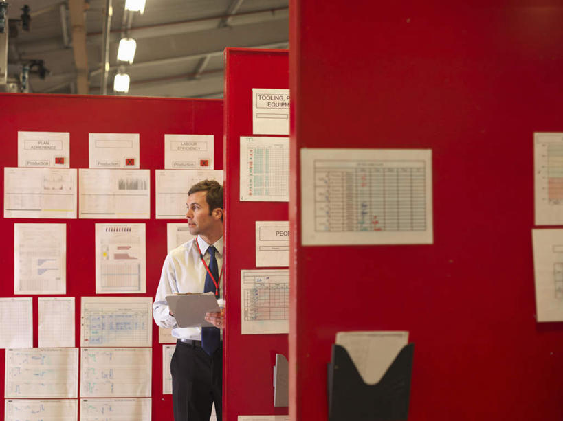 西方人,一个人,商务人士,商务男性,工厂,站,横图,室内,白天,正面,衬衫,照明,欧洲,欧洲人,仅一个男性,仅一个人,仅一个中年男性,握,套装,笔,材料,档案,文件,墙,灯光,办公用品,拿,拿着,扭头,注视,标识,吊牌,顶灯,水笔,墙壁,墙面,灯,文具,红色,胸牌,学习用品,资料,灯具,观察,看,站着,转头,握着,观看,文具用品,照亮,察看,徽章,照明设备,关注,文档,商务装,身份,工薪阶层,胸章,胸卡,编号牌,雕刻牌,工号牌,胸号牌,胸徽,员工牌,男人,男性,中年男性,白种人,白领,上班族,站立,半身,彩图,衬衣,工地,制造厂